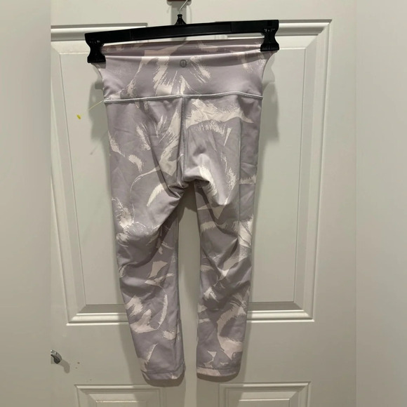 Lululemon Wunder Under Crop (High-Rise) *Full-On Luon 21"
Flower Pop White - Picture 5 of 6